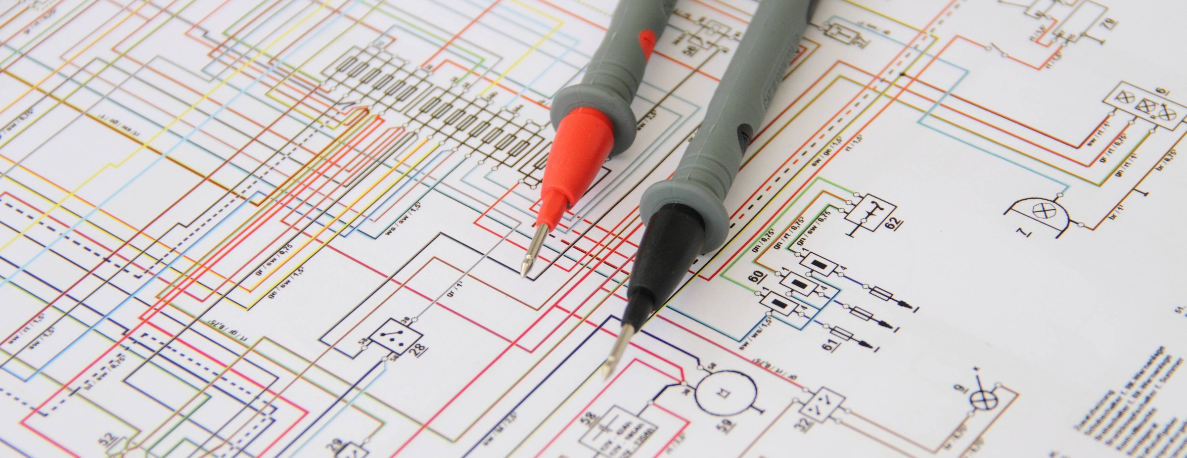 Symbole de prise de courant dessiné sur un plan électrique sous forme de cercle avec trois points