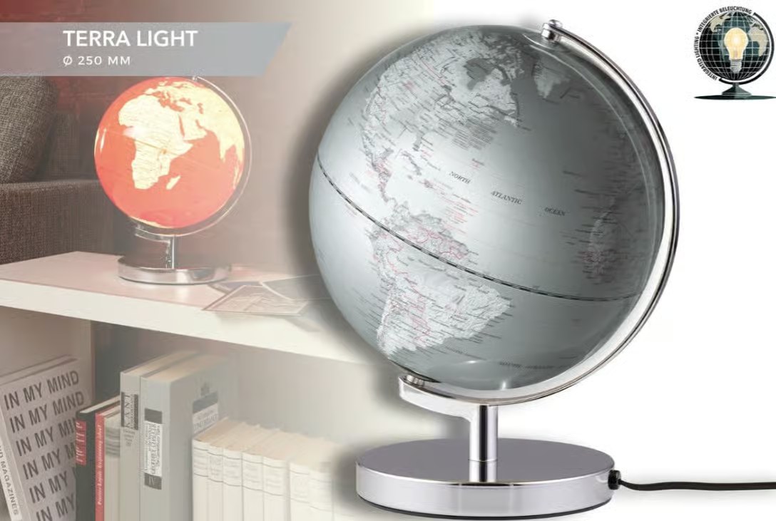 Globe terrestre lumineux allumé posé sur un bureau en bois